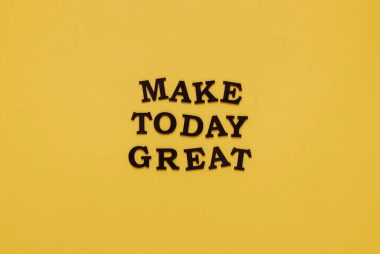 Simple and motivational quote 'Make Today Great' on a minimalist yellow background for inspiration.